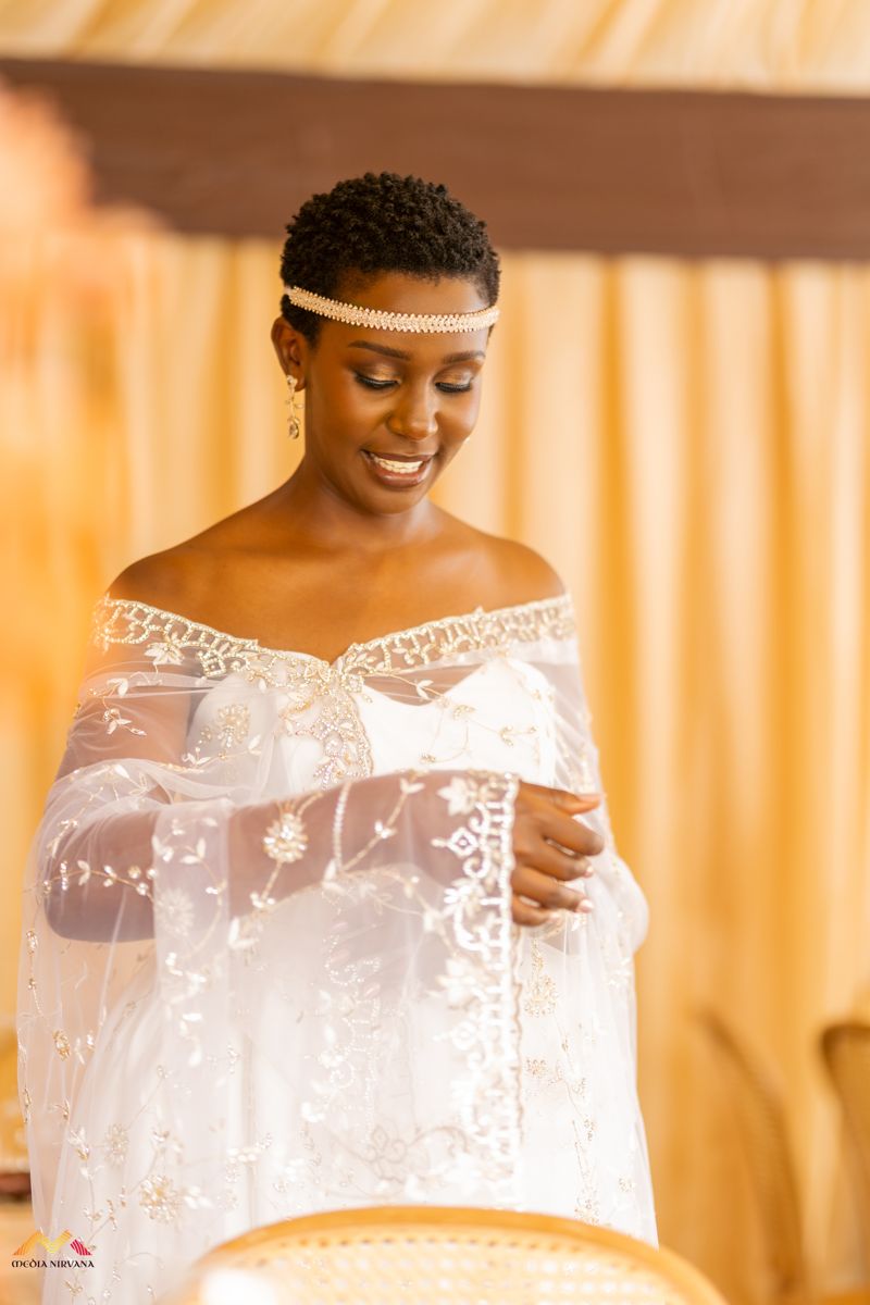The bride in an ivory lace omushanana